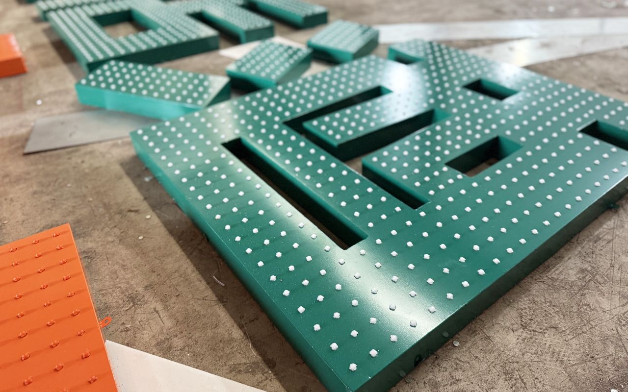 穿孔字产品实拍图